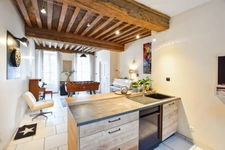 Old house of 201 m2 with land, in COUCHES (71)
