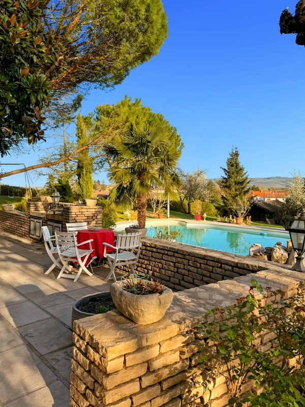 Maison de 157 m2, piscine et terrain de 3715 m2 à  COUCHES (71)