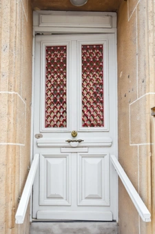 Renovated property of 324 m2 with land in COUCHES (71)