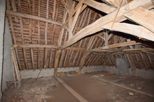 Propriété de 98 m2 à rénover  avec 3401 m2 de terrain à  COUCHES (71)