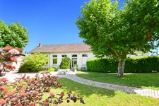 House + two rental apartments with 2455 m2 of land 