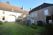 Stone property of 252 m2, with outbuildings, in COUCHES with 1186 m2 of land.