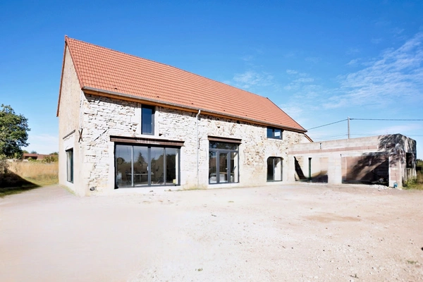 Maison de 230 m2 sur 763 m2 de parcelle à AUXY (71)