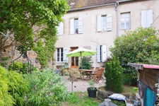 Old house of 201 m2 with land, in COUCHES (71)