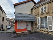 House on Couches of 195 m2 with courtyard and commercial premises