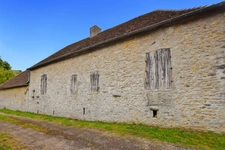 Propriété de 98 m2 à rénover  avec 3401 m2 de terrain à  COUCHES (71)