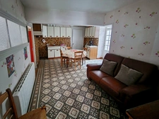 House on Couches of 195 m2 with courtyard and commercial premises