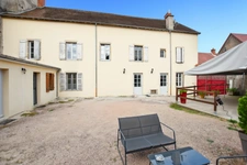 Renovated property of 324 m2 with land in COUCHES (71)