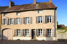 Old house of 201 m2 with land, in COUCHES (71)