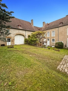 Stone property of 252 m2, with outbuildings, in COUCHES with 1186 m2 of land.