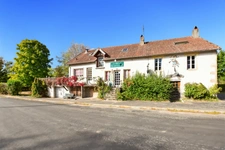 Maison de 177 m2 avec terrain de 2408 m2, avec licence IV, à LA CHAPELLE SOUS UCHON (71)