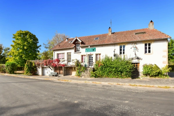 Maison de 177 m2 avec terrain de 2408 m2, avec licence IV, à LA CHAPELLE SOUS UCHON (71)