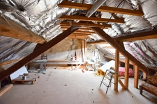 Maison de 177 m2 avec terrain de 2408 m2, avec licence IV, à LA CHAPELLE SOUS UCHON (71)