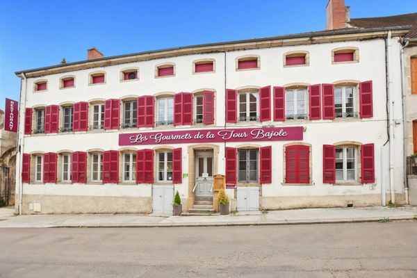 Propriété rénovée de 324 m² avec terrain à COUCHES (71)
