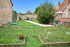 Renovated property of 324 m2 with land in COUCHES (71)