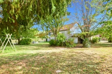 Maison de 177 m2 avec terrain de 2408 m2, avec licence IV, à LA CHAPELLE SOUS UCHON (71)