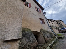 House on Couches of 195 m2 with courtyard and commercial premises