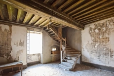 Propriété de 98 m2 à rénover  avec 3401 m2 de terrain à  COUCHES (71)