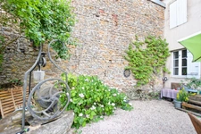 Old house of 201 m2 with land, in COUCHES (71)