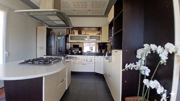 Belle maison à vendre de 162 m2 (+ 160 m2 en sous-sol), quartier La Houssais (Rezé, au sud de Nantes) 