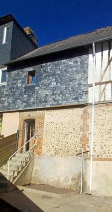 LES ANDELYS (27) - Maison de ville avec cour – 2 chambres – Cœur du Grand Andely