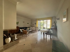 Rare aux Sables-D’olonne : Maison de caractère à rénover, jardin intimiste, garage et dépendances à fort potentiel 