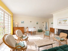 Rare aux Sables-D’olonne : Maison de caractère à rénover, jardin intimiste, garage et dépendances à fort potentiel 