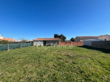 Building plot of 340 m² in Brem-sur-Mer – Close to the sea – South-facing – Quiet
