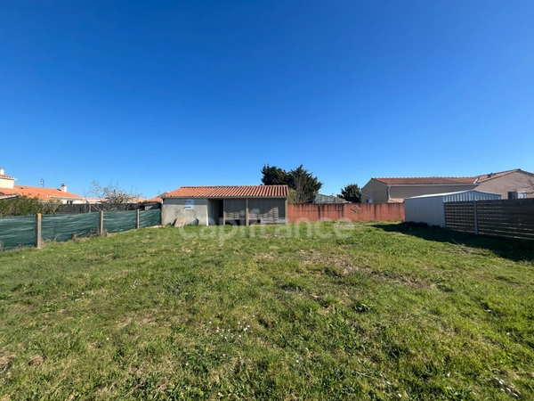 Terrain constructible 340 m² Brem-sur-Mer – Proche mer – Exposition sud – Calme