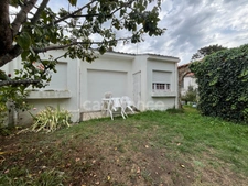 Rare aux Sables-D’olonne : Maison de caractère à rénover, jardin intimiste, garage et dépendances à fort potentiel 