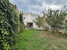 Rare aux Sables-D’olonne : Maison de caractère à rénover, jardin intimiste, garage et dépendances à fort potentiel 