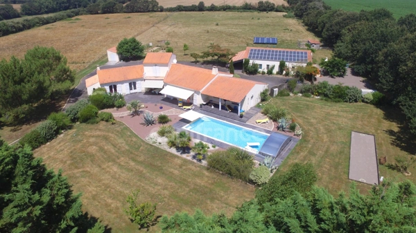 Propriété familiale avec maison indépendante – piscine – 10 min des plages