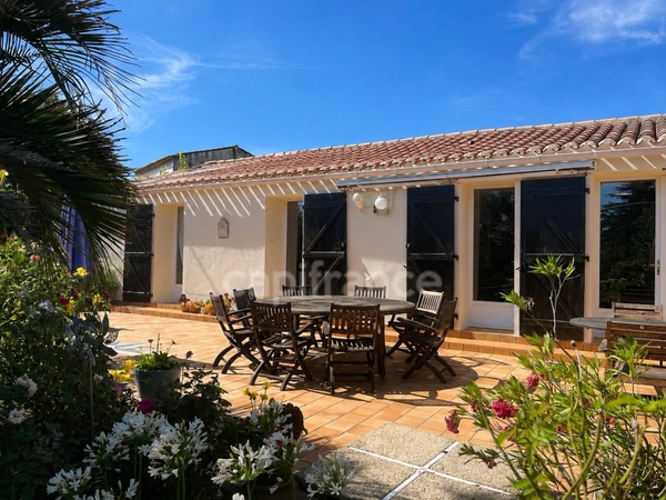 Propriété avec dépendances au coeur d’un jardin paysager– 230 m² habitables – À 10 min des plages des Sables-d'Olonne