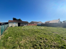 Building plot of 340 m² in Brem-sur-Mer – Close to the sea – South-facing – Quiet