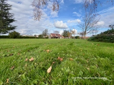 Dpt Allier (03) A vendre à Varennes sur Allier - Longère T6 garages, grande terrasse couverte, terrain clos et arboré de 4621m2