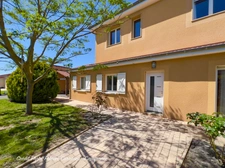 MARINGUES (63) Maison 144 m², Piscine, terrasse bioclimatique, Garage + Carport, jardin arboré