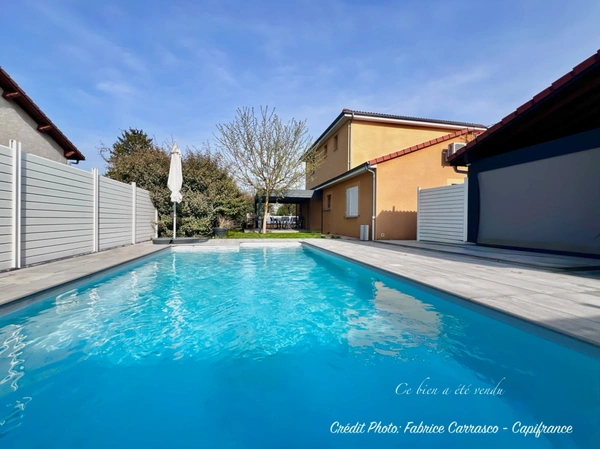 MARINGUES 63: Maison familiale de 144 m² avec piscine, 6 chambres, garage, jardin et pergola bioclimatique, panneaux photovoltaïque