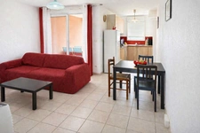 T3 meublé avec terrasse à Agde, quartier Les Cayrets. Résidence sécurisée, 2 parkings privés, commerces à pied et plages à 2 km. Opportunité rare à saisir pour résidence ou investissement.