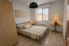 T3 meublé avec terrasse à Agde, quartier Les Cayrets. Résidence sécurisée, 2 parkings privés, commerces à pied et plages à 2 km. Opportunité rare à saisir pour résidence ou investissement.