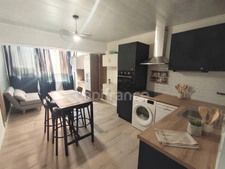 ☀️ **Le Cap d’Agde comme on l’aime !** 🌊 Un appartement entièrement rénové, climatisé, avec piscine et parking, à proximité de la mer. 🌴
