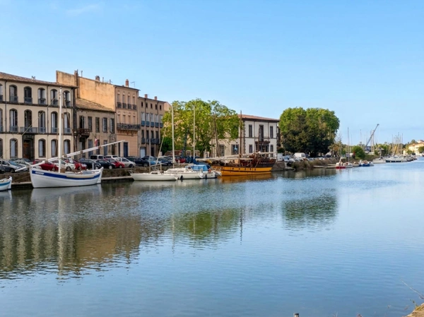 Appartement à vendre 2 pièces AGDE (34) - Un 2 pièces lumineux à réinventer dans l’une des rues les plus authentiques d’Agde 