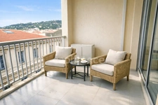 « SETE Le T2 que tout le monde cherche : terrasse plein sud, ascenseur, rénovation récente et centre-ville à pied. Rare sur le secteur !