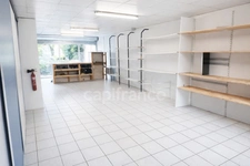 « BESANÇON —Offrez à votre activité l'emplacement qu'elle mérite ! Découvrez ce local commercial de 66 m² bénéficiant d'une visibilité exceptionnelle sur un axe très fréquenté de Besançon, avec 3 plac