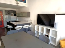 Un duplex confidentiel en dernier étage, au cœur d’une impasse prisée.   52 m² lumineux, grande pièce de vie, deux chambres, salle d’eau moderne. Un bien rare à deux pas du port.