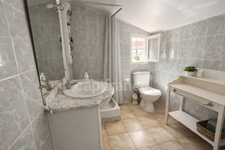 Piscine, 4 chambres, 136 m², jardin, garage et DPE B : une villa prête à vivre qui mérite une visite.