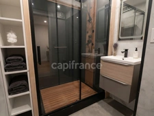 ☀️ **Le Cap d’Agde comme on l’aime !** 🌊 Un appartement entièrement rénové, climatisé, avec piscine et parking, à proximité de la mer. 🌴