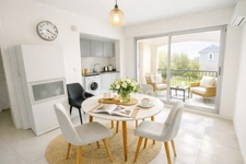 « SETE Le T2 que tout le monde cherche : terrasse plein sud, ascenseur, rénovation récente et centre-ville à pied. Rare sur le secteur !
