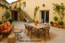 Capifrance – L’immobilier autrement Un bien rare, une adresse confidentielle, un potentiel à révéler. À Agde, au cœur du centre historique, découvrez une propriété de caractère à réinventer, avec terr