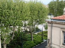 « SETE Le T2 que tout le monde cherche : terrasse plein sud, ascenseur, rénovation récente et centre-ville à pied. Rare sur le secteur !