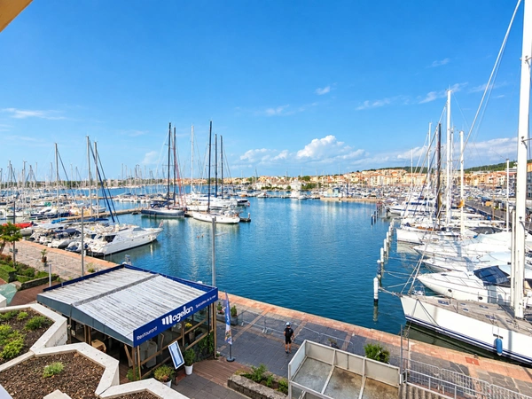CAP D’AGDE – VUE PORT EXCEPTIONNELLE – T2 36 M² – BALCON – GARAGE FERMÉ – VENDU MEUBLÉ